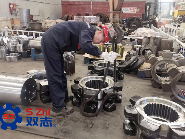 致敬每一位一線工人，堅(jiān)守崗位，兢兢業(yè)業(yè)。_河南雙志